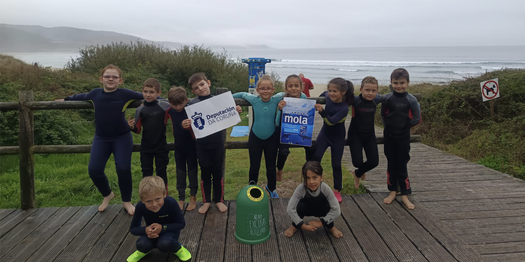 Jornada de Aprende a través del surfing en la playa de Nemiña con un colegio de Muxía