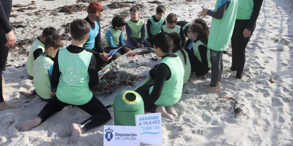 Limpeza e caracterizacion de refugallo na praia de Arou co alumnado de Aprende a través do surfing